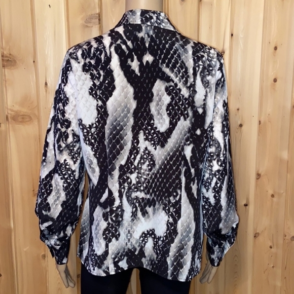 - Jones New York Long Sleeve V Button Front - Feels Like Silk - Picture 7 of 7